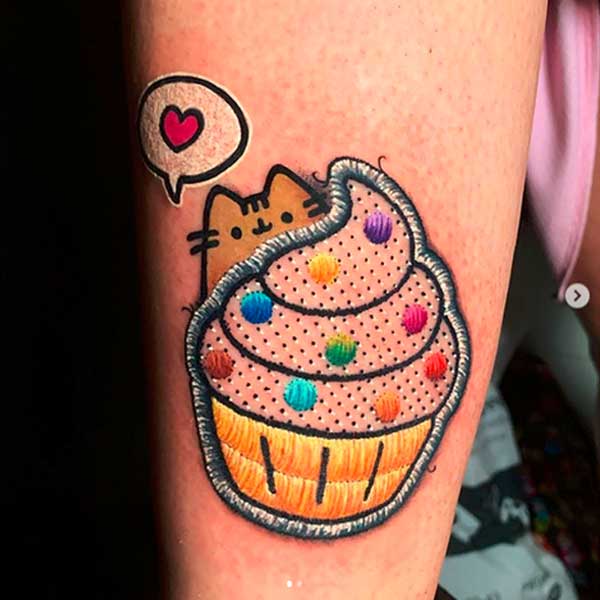 Cartoon small cat tattoo by Duda Lozano