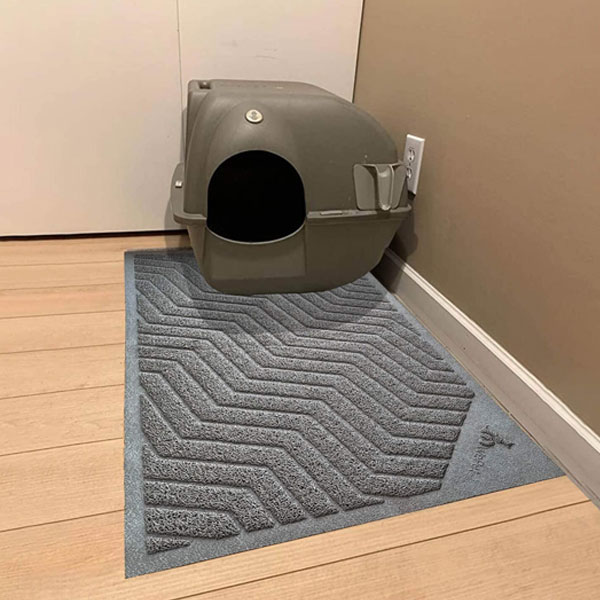 Cat litter mat and box of grey color in the corner